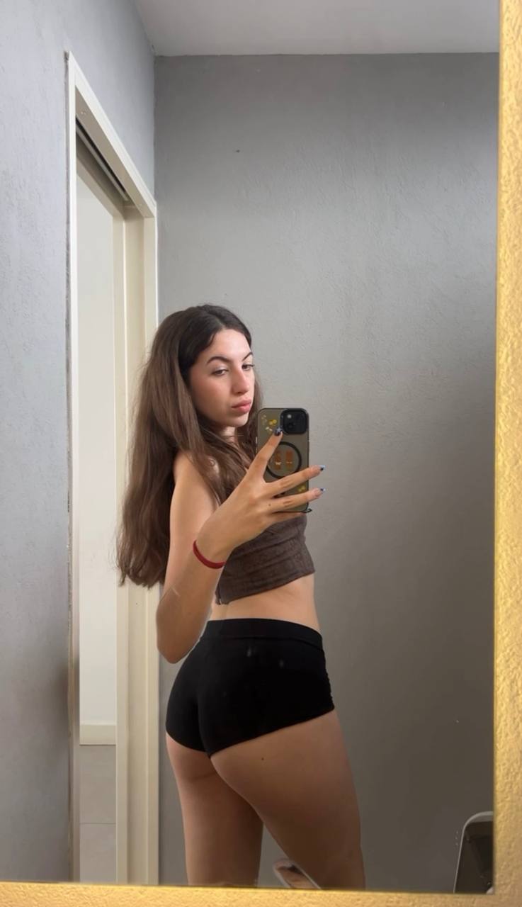 Amber in her underwear in Leon