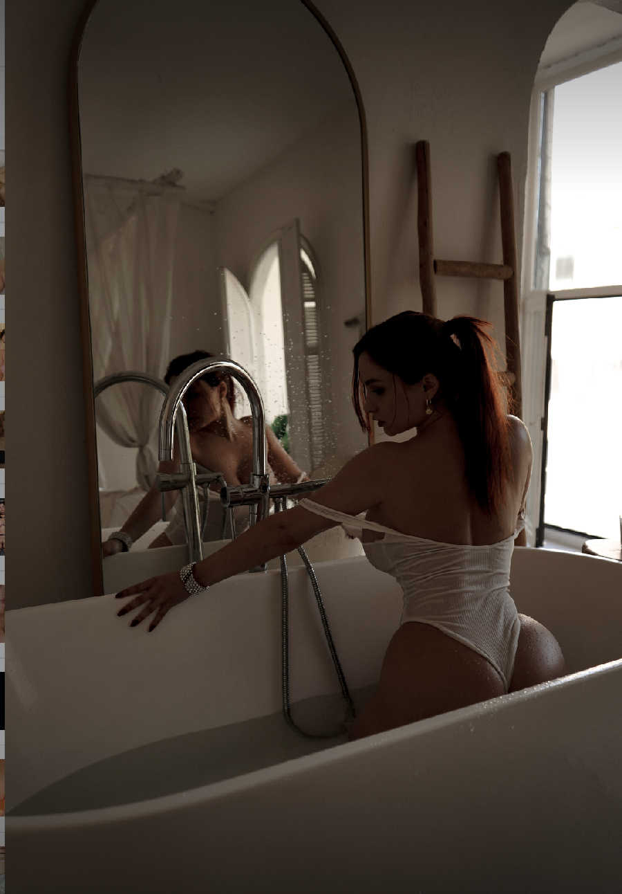 A playful frame from Miranda Faith nude — online in Leon