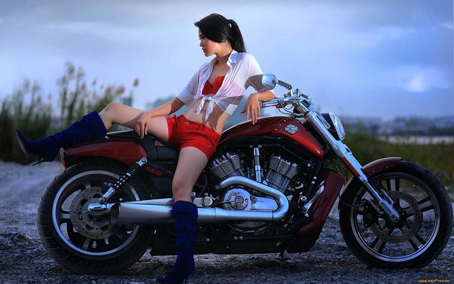 Beautiful girls and motorcycles in Leon