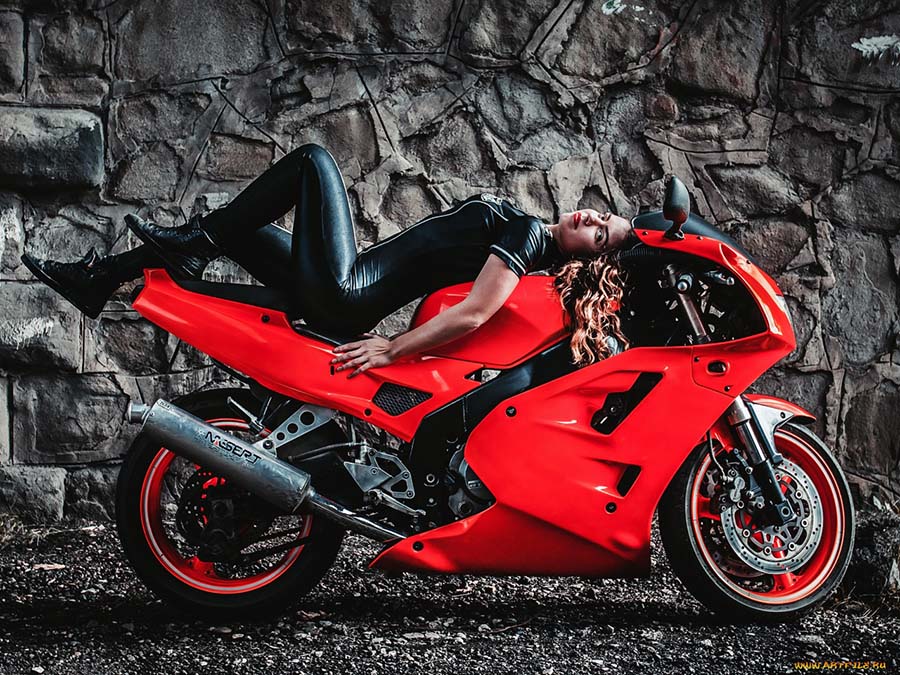 Beautiful girl Beautiful girls and motorcycles in Leon