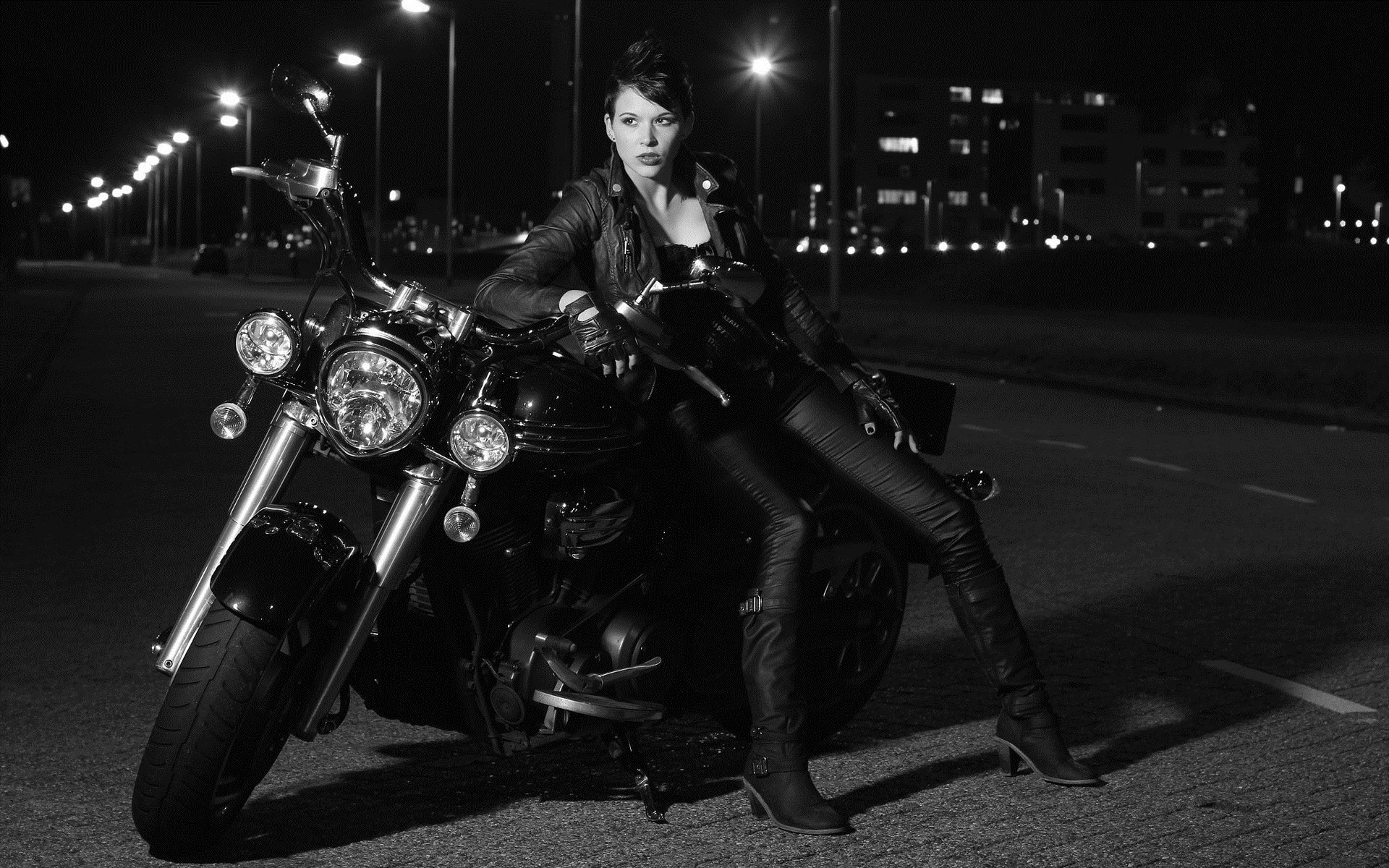 Photo Beautiful girls and motorcycles in Leon
