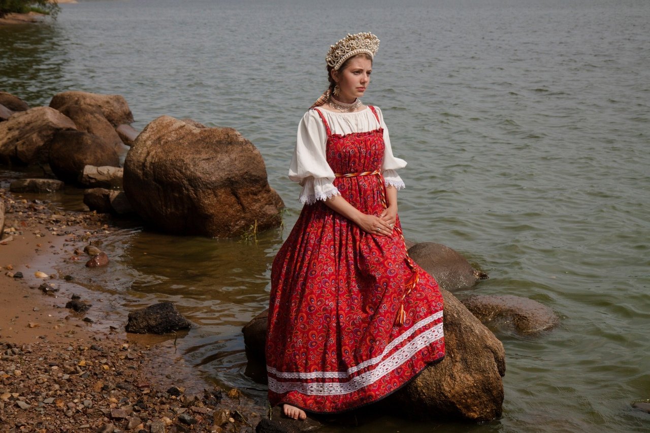 Women in Slavic costumes in Leon