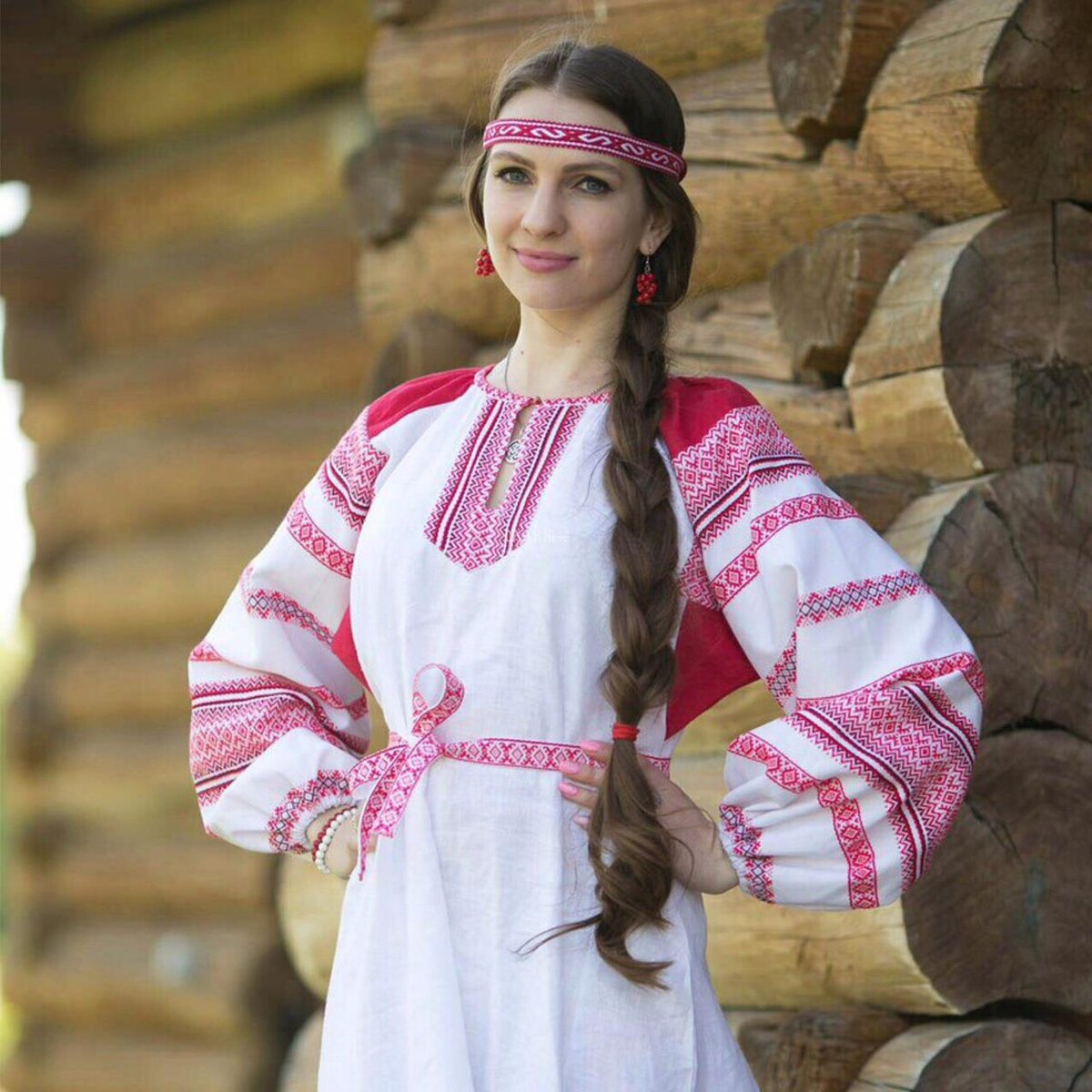 Girls in Slavic costumes in Leon