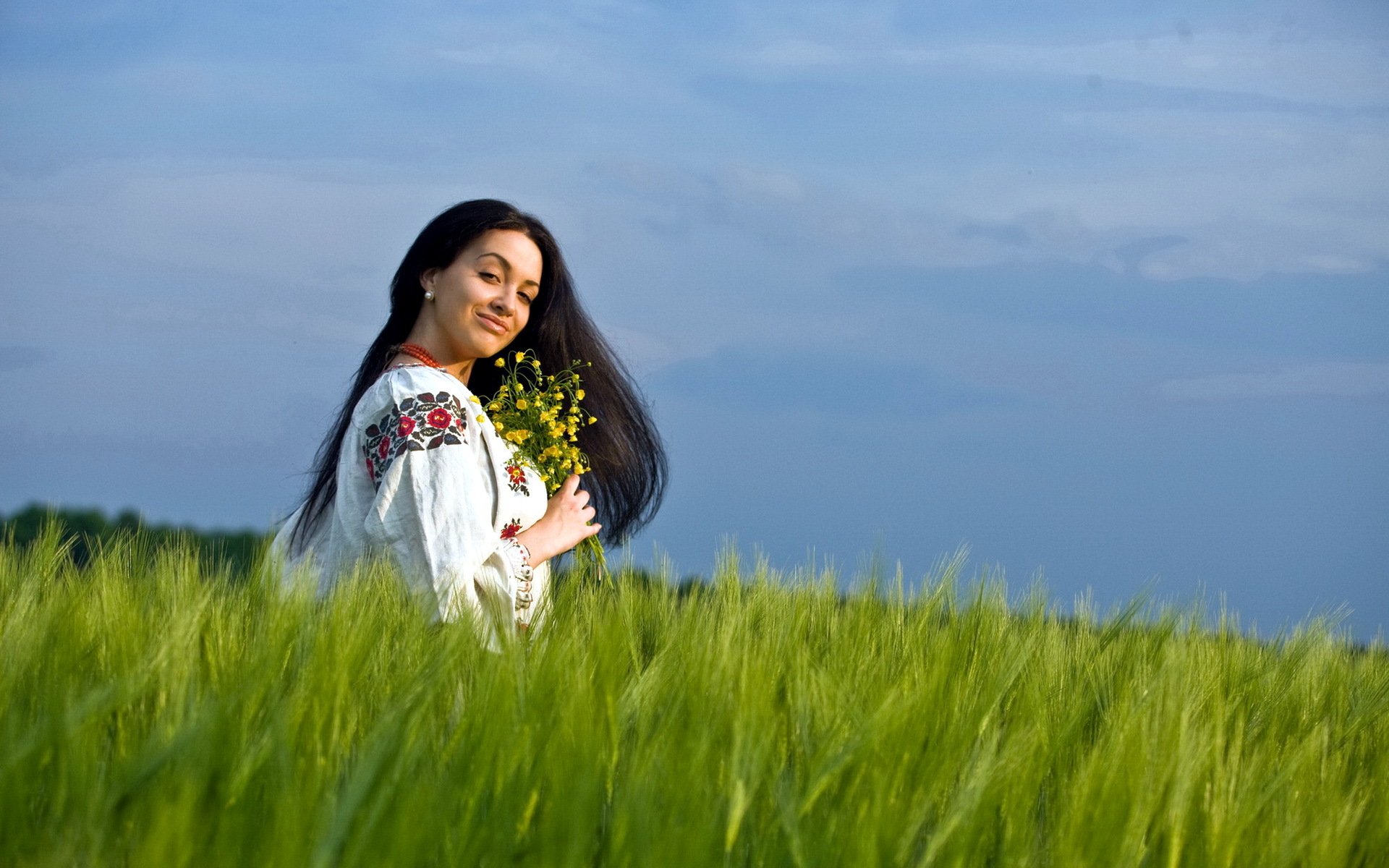 Girls in Slavic costumes in Leon