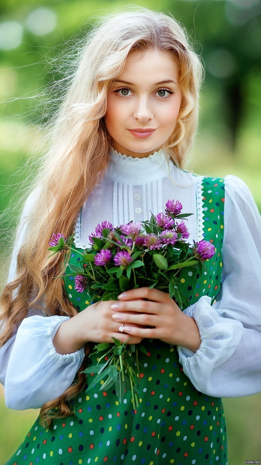 Girls in Slavic costumes in Leon