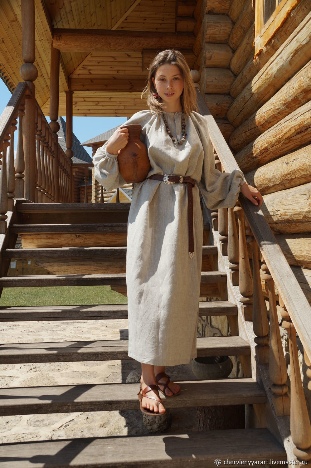 Girls in Slavic costumes in Leon