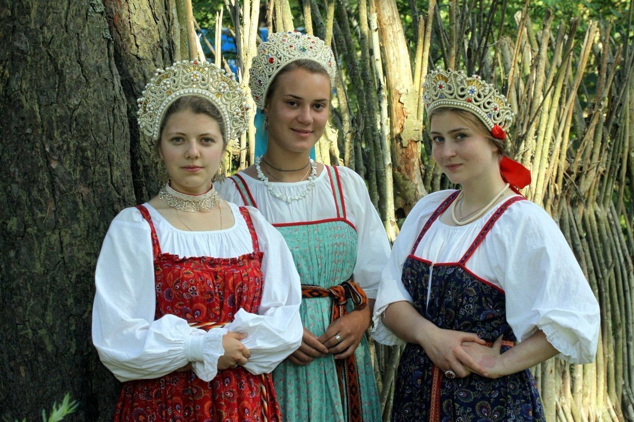 Sexy model Girls in Slavic costumes in Leon