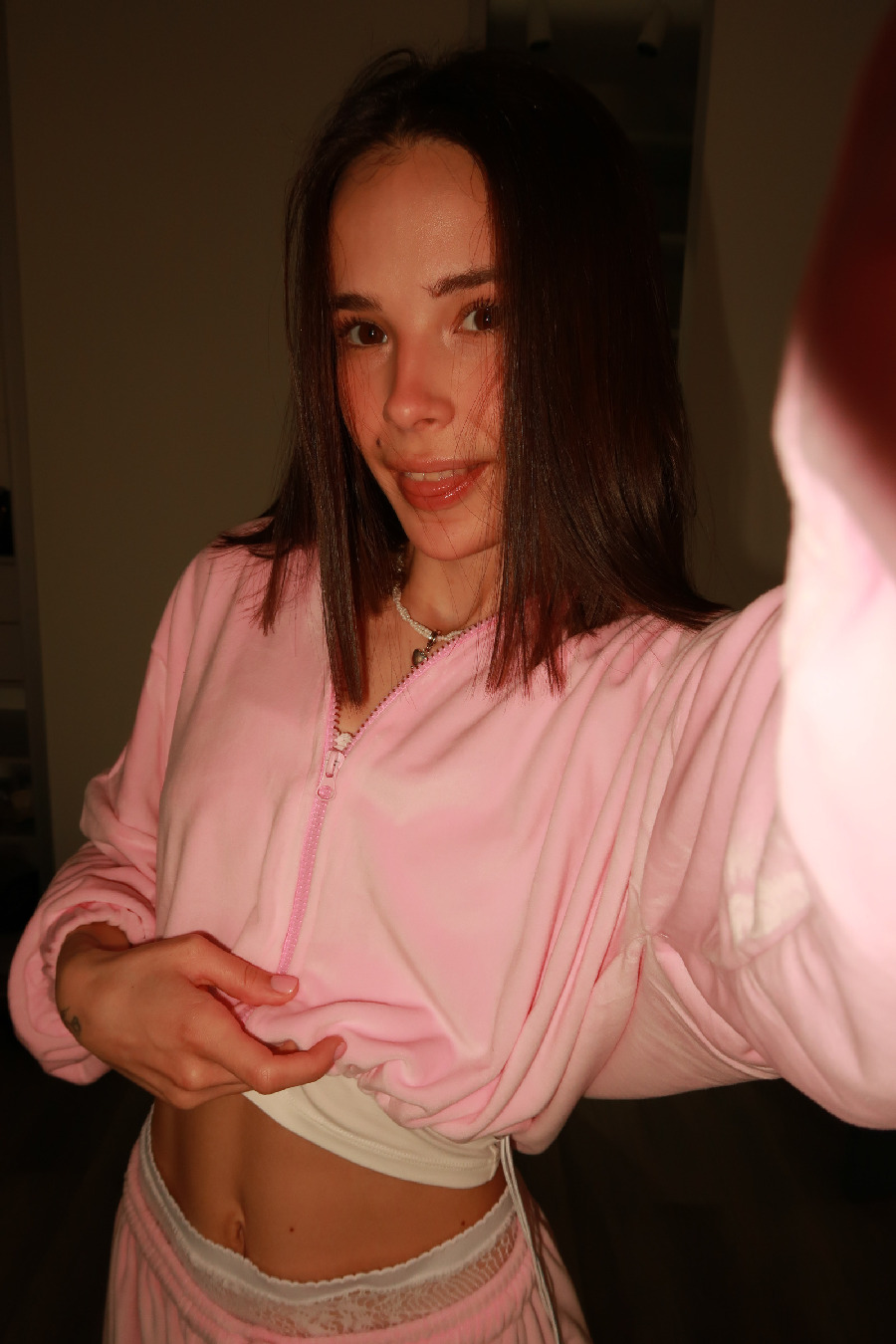 Tina brings the glow — live moments in Leon