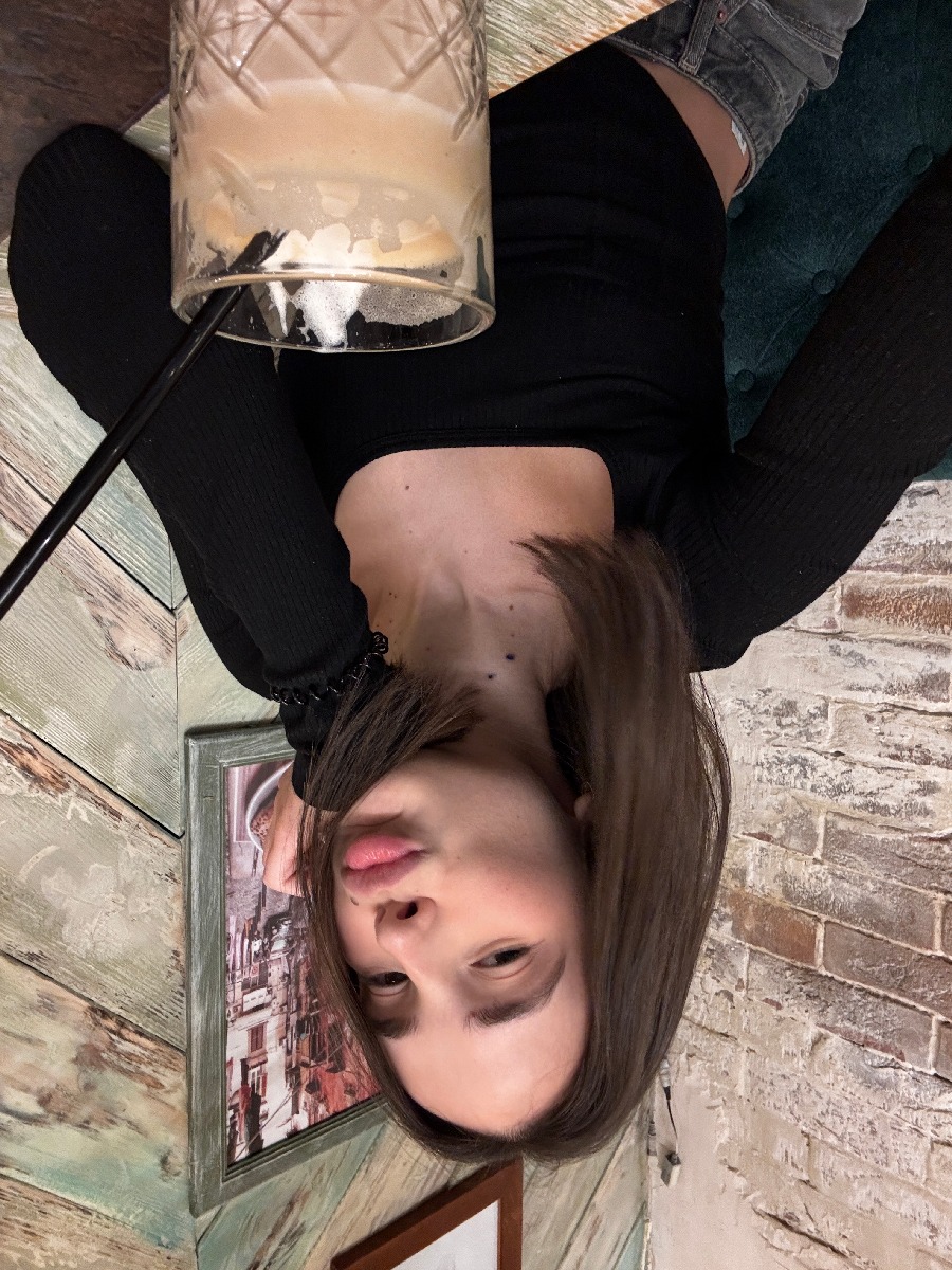 Fresh photos, fresh mood — Tina online in Leon